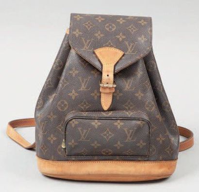 Louis VUITTON Sac à dos «Montsouris» 25 cm en toile monogram et cuir naturel fermeture...