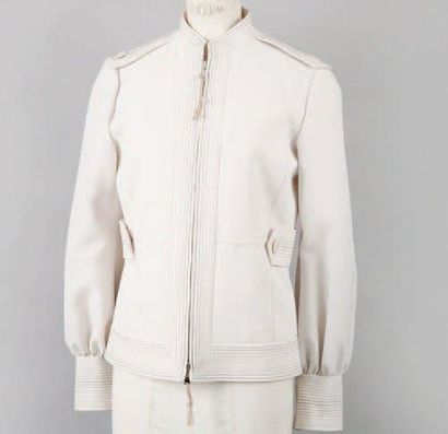 Louis VUITTON par Marc Jacobs Blouson en lainage polyester écru, gansé de surpiqûres,...