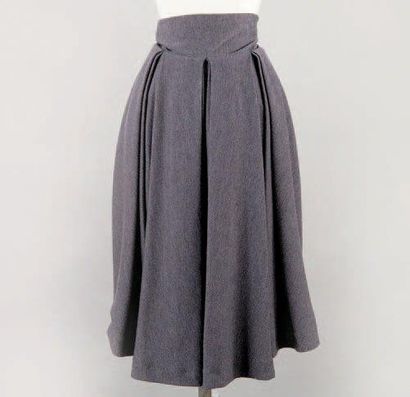 Louis VUITTON par Marc Jacobs Jupe en jersey gris devant à plis creux, taille souligné...