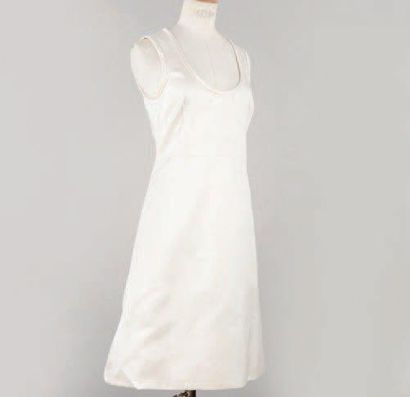 Louis VUITTON par Marc Jacobs Robe en satin blanc, décolleté rond, sans manche, taille...