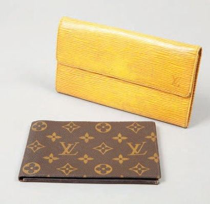 Louis VUITTON Lot comprenant une pochette porte-monnaie en cuir épi jaune et un porte-cartes...