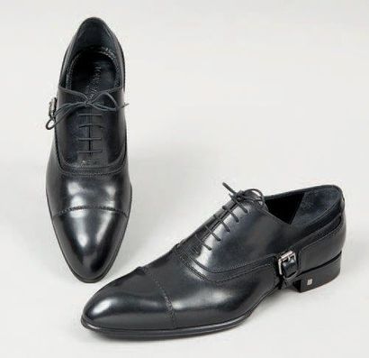 Louis VUITTON Paire de chaussures à lacets pour homme en cuir noir, effet de découpe...