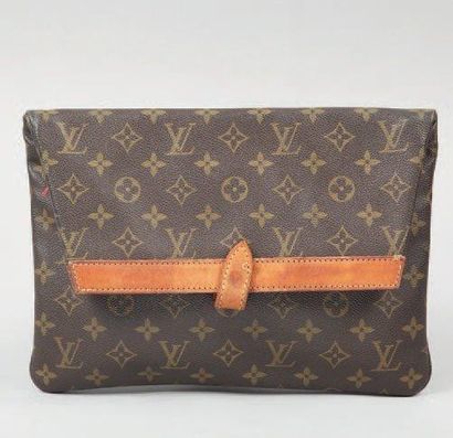 Louis VUITTON Pochette pliante en toile monogram et cuir naturel. (fils décousus...