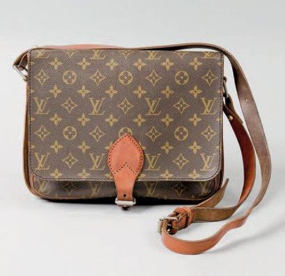 Louis VUITTON Sac «Cartouchière» 27 cm en toile monogram et cuir naturel, fermeture...