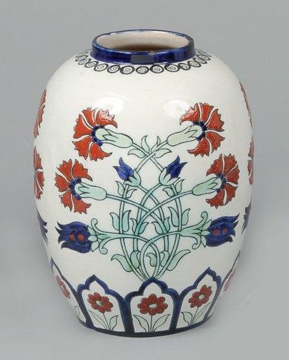 Nimy, Belgique, XXème siècle Vase en céramique peinte à décor polychrome de bouquets...