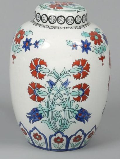 Nimy, Belgique, XXème siècle Potiche couverte en céramique peinte à décor polychrome...