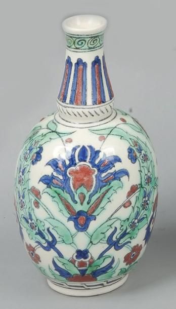 BOCH FRERES KERAMIS Vase en céramique peinte à décor polychrome sur fond blanc dans...