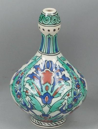 BOCH FRERES KERAMIS Petit vase à col bulbeux en céramique peinte à décor polychrome...