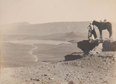 Maroc, c. 1920 Lac Tilsit. Epreuve argentique d'époque, contrecollée sur carton....