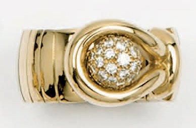 CHAUMET Bague «Boucle» en or jaune ornée d'une sphère pavée de diamants taillés en...