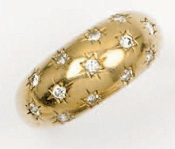null Bague jonc en or jaune ornée de diamants en serti étoilé. Poids: 5,8 g.