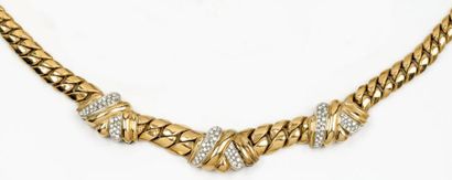 null Collier en or jaune orné de trois motifs «Noeud» sertis de diamants taillés...