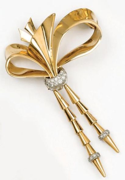 null Broche «Noeud» en or jaune ornée de diamants taillés en brillant. Vers 1940....