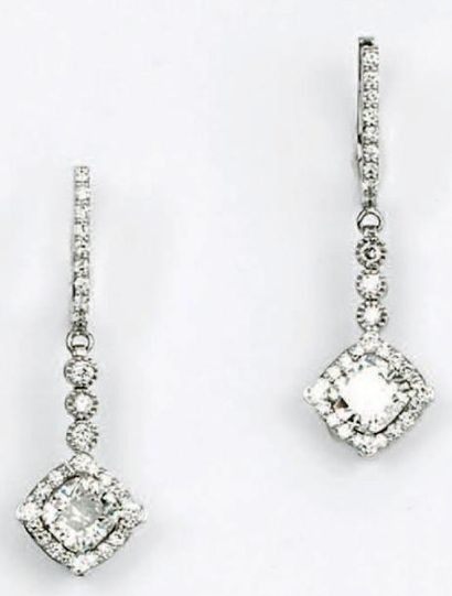 null Paire de pendants d'oreilles en or gris ornés chacun d'une ligne de diamants...