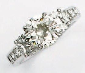 null Bague en or gris ornée d'un diamant de taille ancienne calibrant 1,85 carats...
