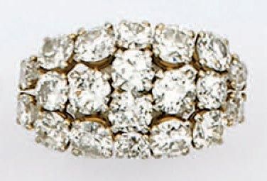 null Bague en or jaune ornée de 20 diamants taillés en brillant. Poids des diamants:...