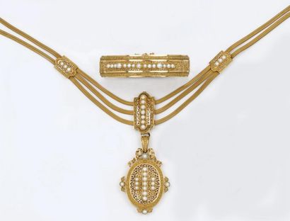 null Parure en or jaune filigrané et ciselé ornée de perles fines composée d'un bracelet...