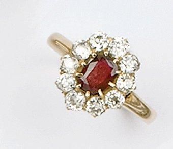 null Bague en or jaune ornée d'un rubis dans un entourage de diamants de taille ancienne....