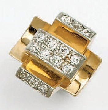 null Bague en platine et or jaune ornée de diamants de taille ancienne. Vers 1940....