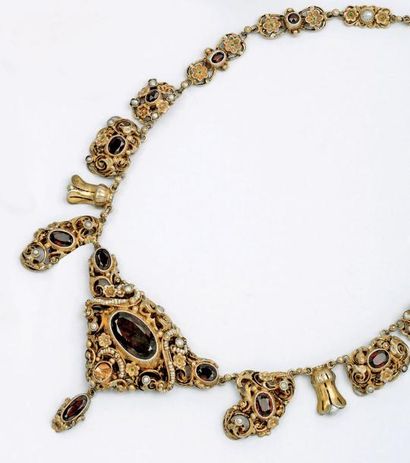 null Collier en vermeil partiellement émaillé vert et rose orné de motifs floraux...