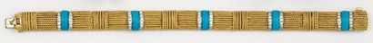 null Bracelet en or jaune tressé orné de motifs sertis de turquoises et lignes de...