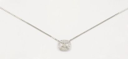 null Collier en or rhodié orné d'un motif central serti d'un diamant de taille émeraude...