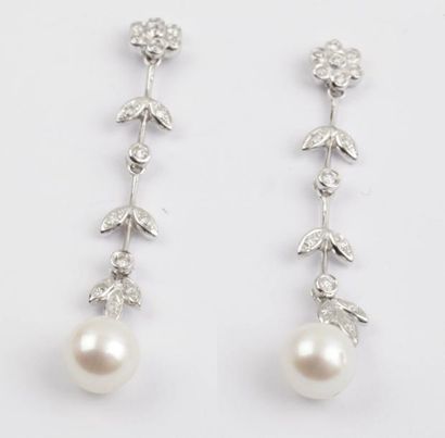 null Paire de pendants d'oreilles en or gris à décor de feuillages ornés de perles...