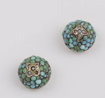 null Paire de boutons d'oreilles en or jaune ornés de turquoises et perles. P. 6,2...