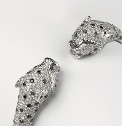 null Bracelet «Panthère» en or gris pavé de diamants taillés en brillant, parsemé...