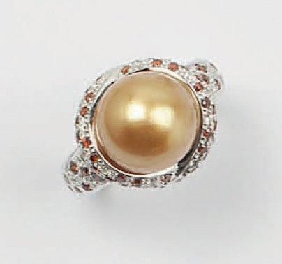 MAUBOUSSIN «Perle d'or» Bague en or gris ornée d'une perle de culture gold bordée...