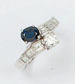 null Bague «Toi et Moi» en or gris ornée d'un saphir ovale et d'un diamant taillé...