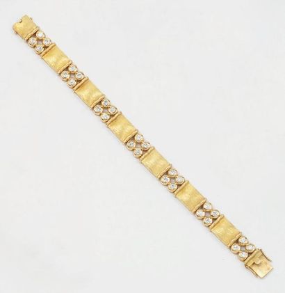 null Bracelet articulé en or jaune orné de 28 diamants taillés en brillant. P. 35,1...