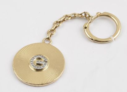 null Porte-clef en or jaune à décor rayonnant orné d'un motif «G» serti de diamants....