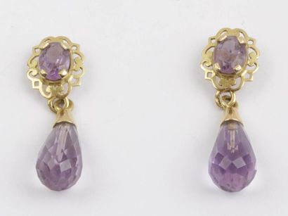 null Paire de pendants d'oreilles en or jaune ornés d'améthystes ovales et briolettes....