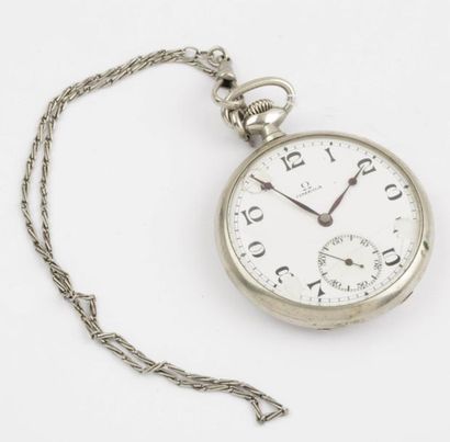 OMEGA Montre de poche en métal, cadran blanc à chiffres arabes. Avec sa chaîne (éclats...