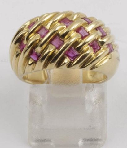 null Bague jonc en or jaune godronné ornée de rubis calibrés. P. 13 g