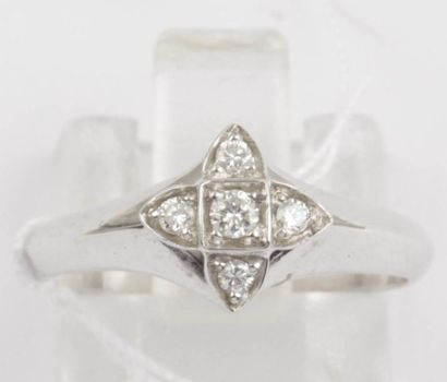 REPOSSI Bague «Etoile» en or gris ornée de diamants taillés en brillant. Signée Repossi....