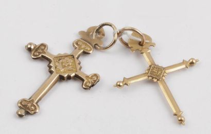 null Lot comprenant deux pendentifs «Croix Jeannette» en or jaune. P. 3,9 g