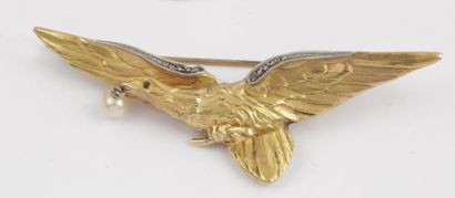 null Broche «Aigle» en or jaune tenant dans son bec une perle, les ailes soulignées...
