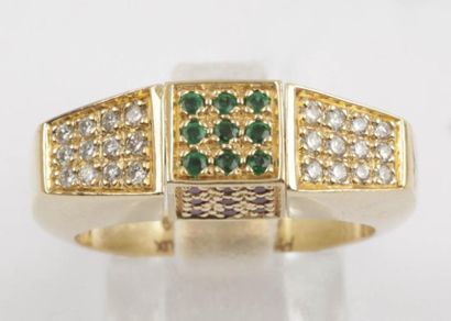 null Bague jonc en or jaune ornée de pavage de diamants, rubis, émeraudes et saphirs...