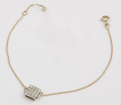 null Bracelet en or jaune orné d'un motif «Carré» serti de diamants taillés en brillant....