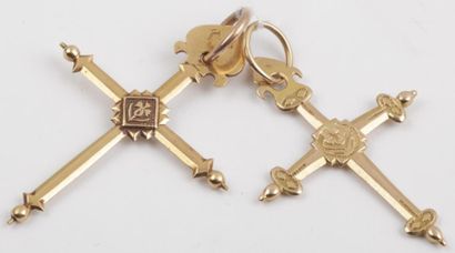 null Lot de deux pendentifs «Croix Jeannette» en or jaune ciselé. P. 9,1 g