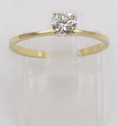 null Bague solitaire en or jaune ornée d'un diamant taillé en brillant calibrant...