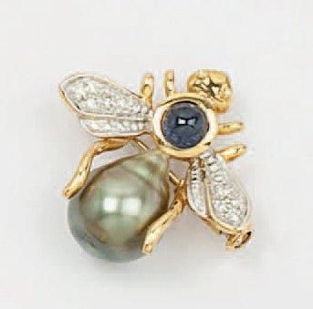 null Broche «Abeille» en or jaune ornée d'une perle grise de Tahiti, d'un saphir...