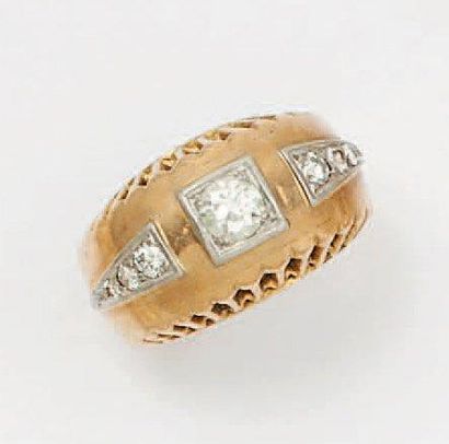 null Bague en or jaune ornée d'un diamant taillé en brillant épaulé de deux lignes...