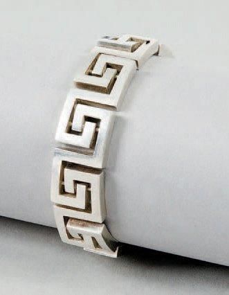 HERMÈS Paris Bracelet en argent articulé à décors de frises de grecques, fermoir...