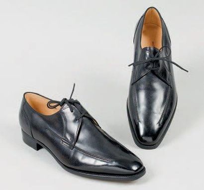 JOHN LOBB made in England Paire de derby fantaisie à lacets, surpiqûres saillantes,...