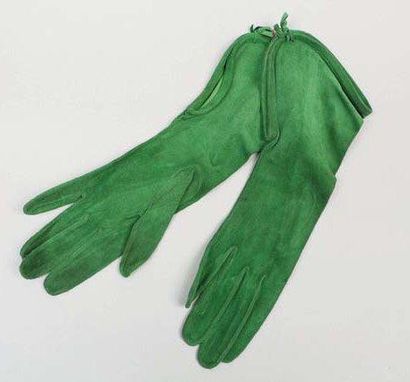 HERMÈS Paris 24 Fg St Honoré Paire de gants en daim vert se finissant par un poignet...