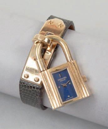 HERMÈS Paris made in France Montre «Kelly» en métal doré figurant un cadenas, cadran...