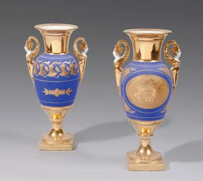 null PAIRE DE PETITS VASES balustre à deux anses en porcelaine bleu lavande et or,...